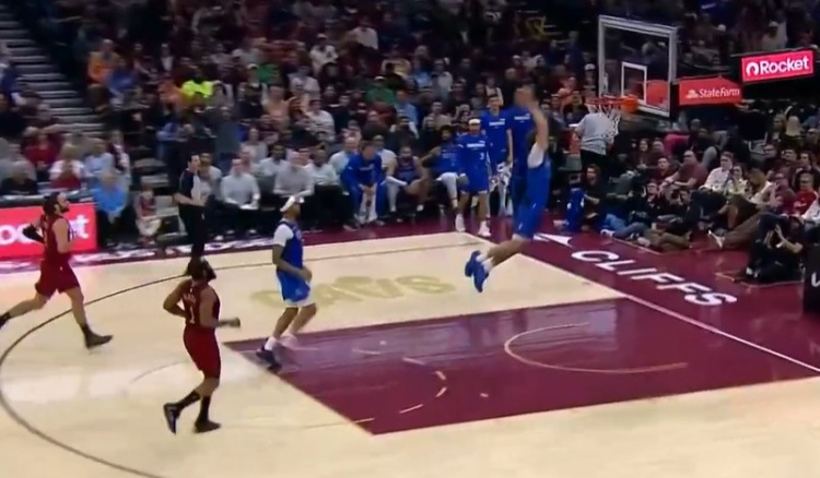 九游体育在线直播、九游体育足球直播、nba直播、电竞直播平台、九游体育赛事视频、体育直播平台-终于秀一个！骑士失误被打反击 弗拉格快下1打0双手滑翔暴扣！